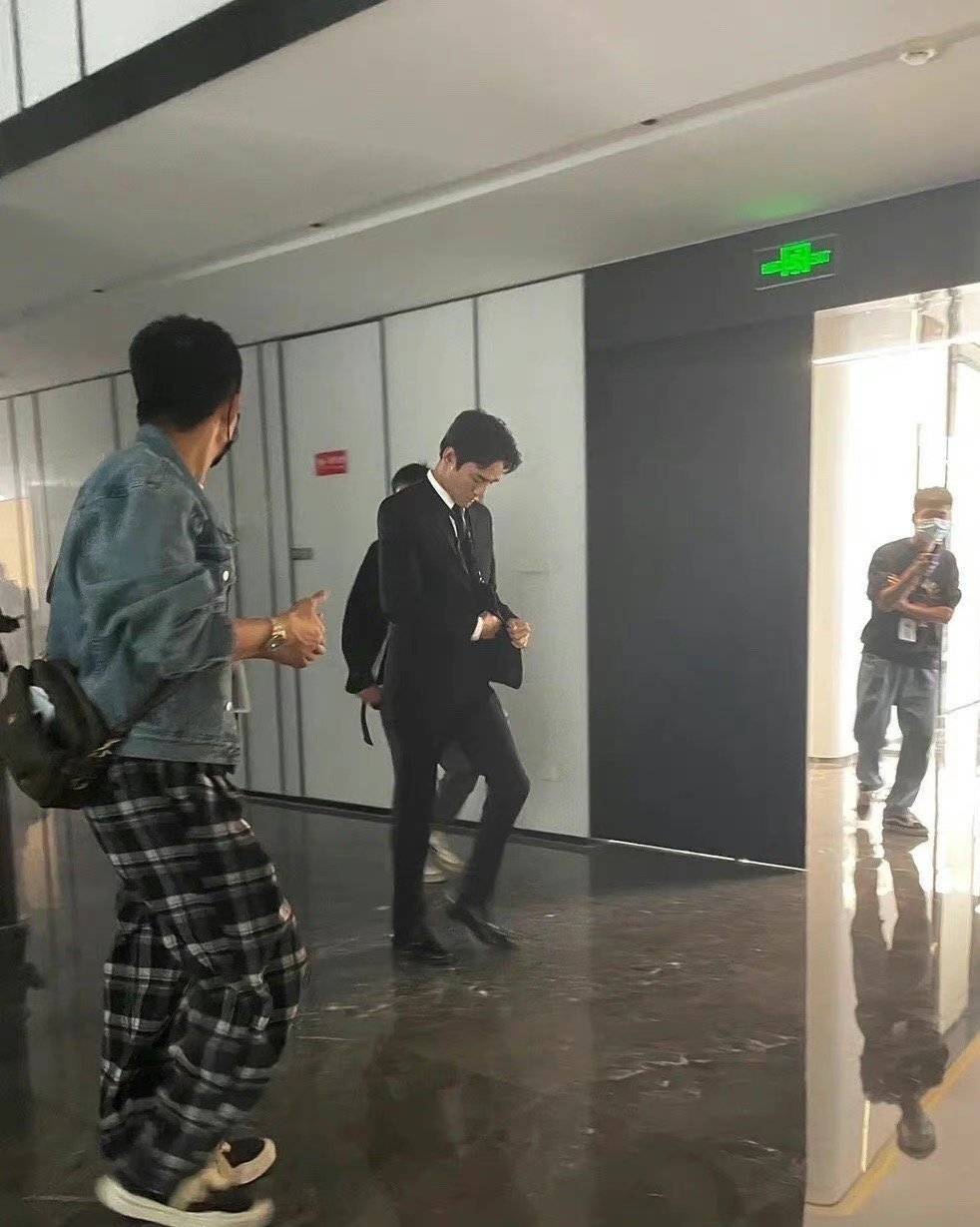 王凯|“王凯+西服”真是绝绝子，新剧造型帅爆让人期待！