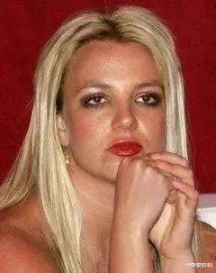 布兰妮·斯皮尔斯|女星被丈夫下药勒索后又遭亲爹囚禁，如今被曝卧室装监控被全方位监视？