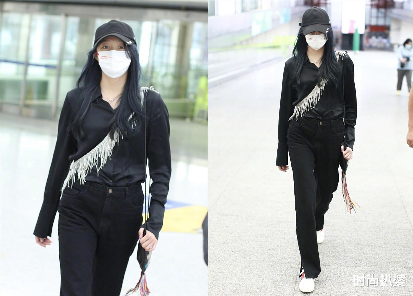 时尚扒婆|嫌全黑太无聊，一套衣服配了三个包！可关晓彤又把自己穿土了？