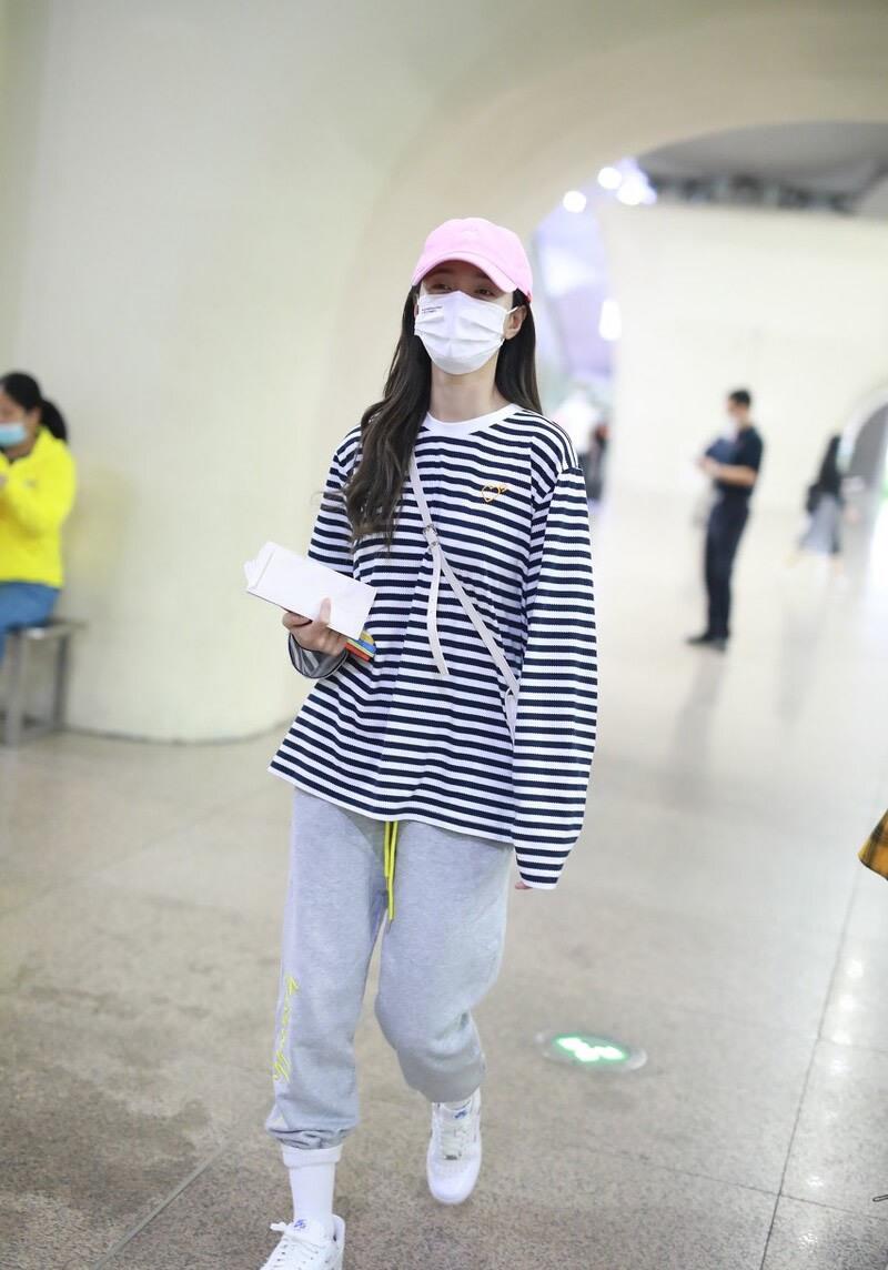 清娱吧|条纹衫怎么穿才好看？有了这些巧思，条纹衫也能穿得显瘦又时髦