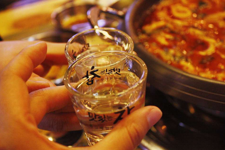 空腹|如何把酒精的伤害降低！记住：喝时“四不要”，酒后“五不宜”