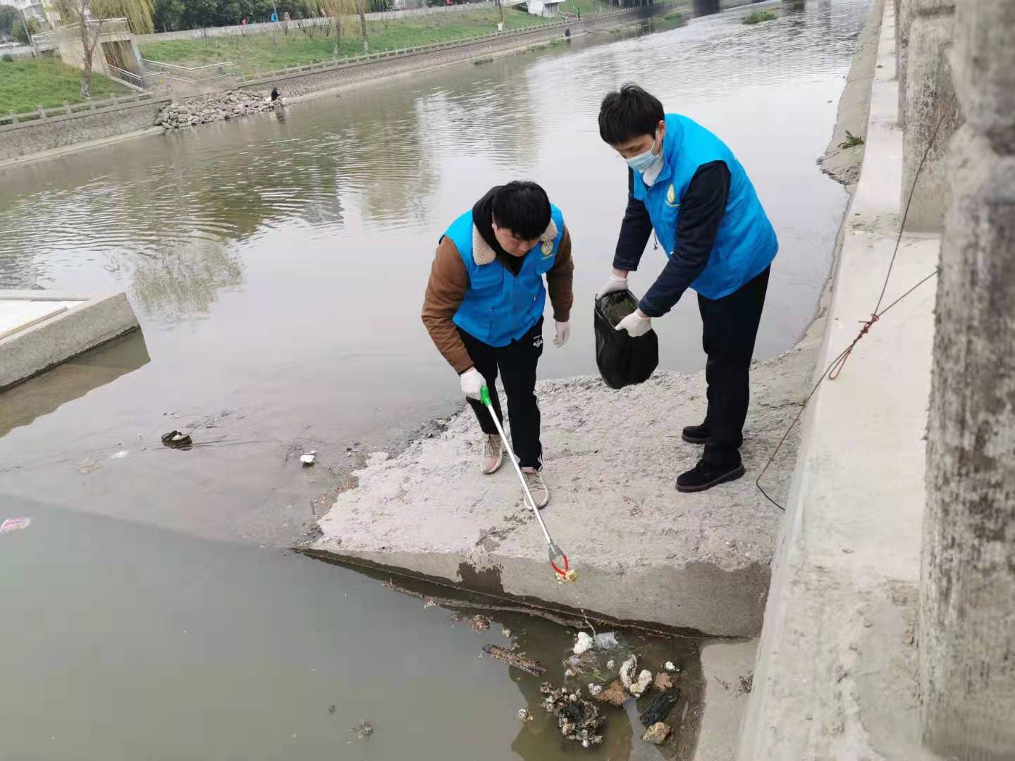 行走江苏 学雷锋见行动 雨花城管开展“公益三小时”志愿服务
