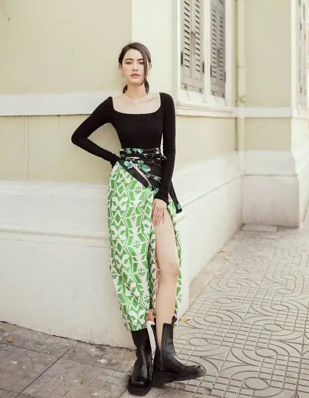 潮帮先生|周冬雨和关晓彤撞衫同款拉链裙,穿出了小个子优势,完全不输气场