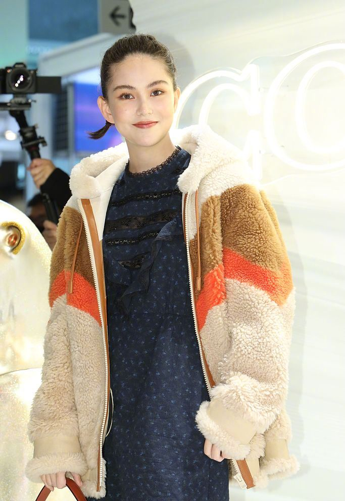 昆凌|昆凌受伤后高调亮相，毛绒外套温柔甜美，果然是被天王宠爱的娇妻！