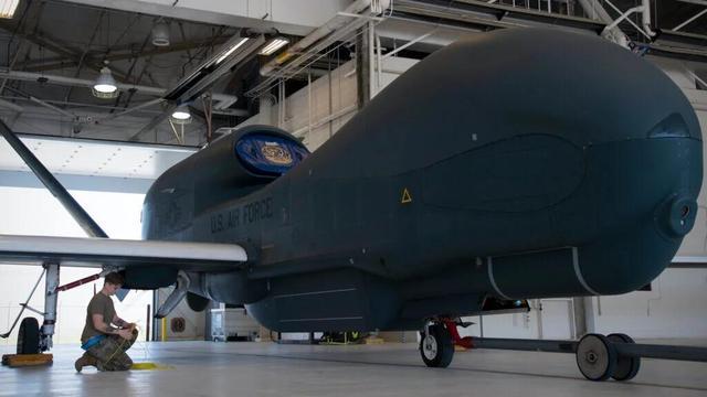 小朱聊育儿|一架全球鹰无人机坠毁，美军高层意外大声叫好，俄感慨被上了一课