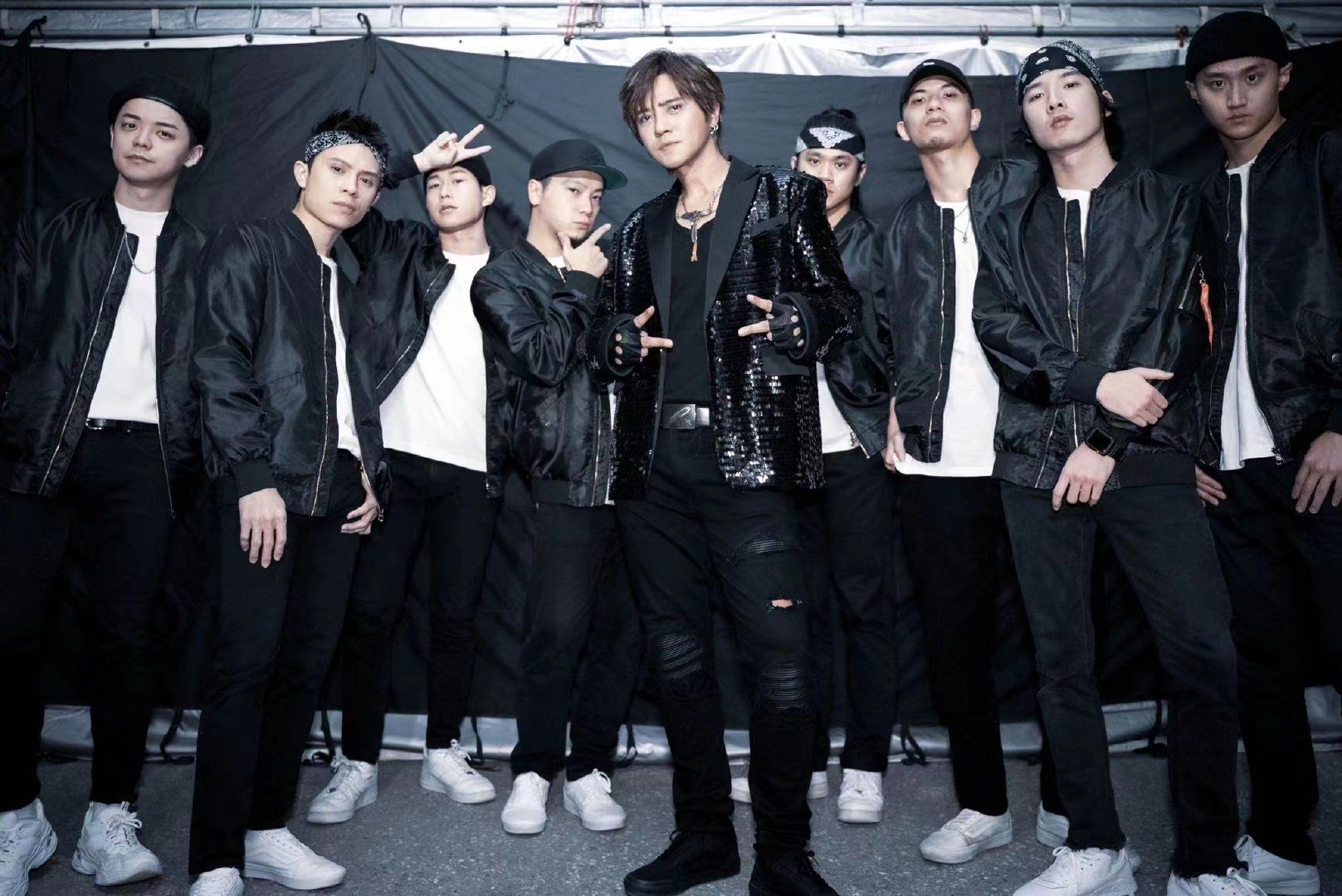 罗志祥|罗志祥正式回归,压轴唱跳20分钟不停歇,结束后眼含泪光不断鞠躬