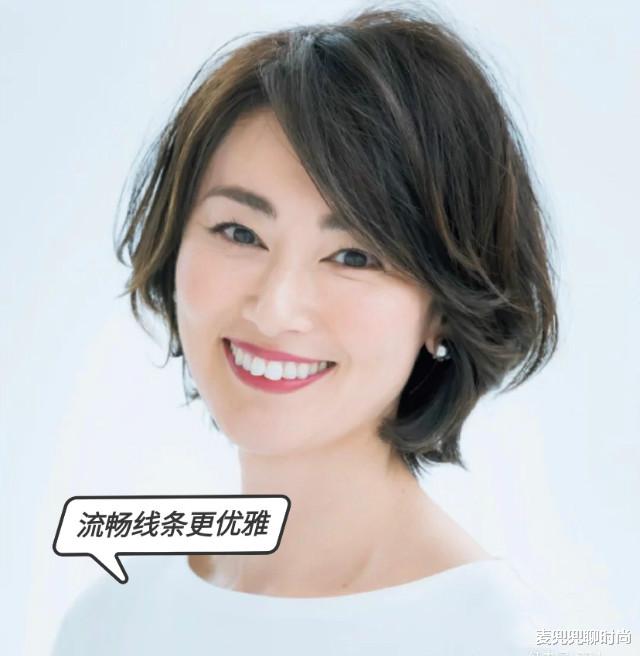 发型|50岁女人，留什么发型显年轻？今年流行这3种短发烫，减龄有气质