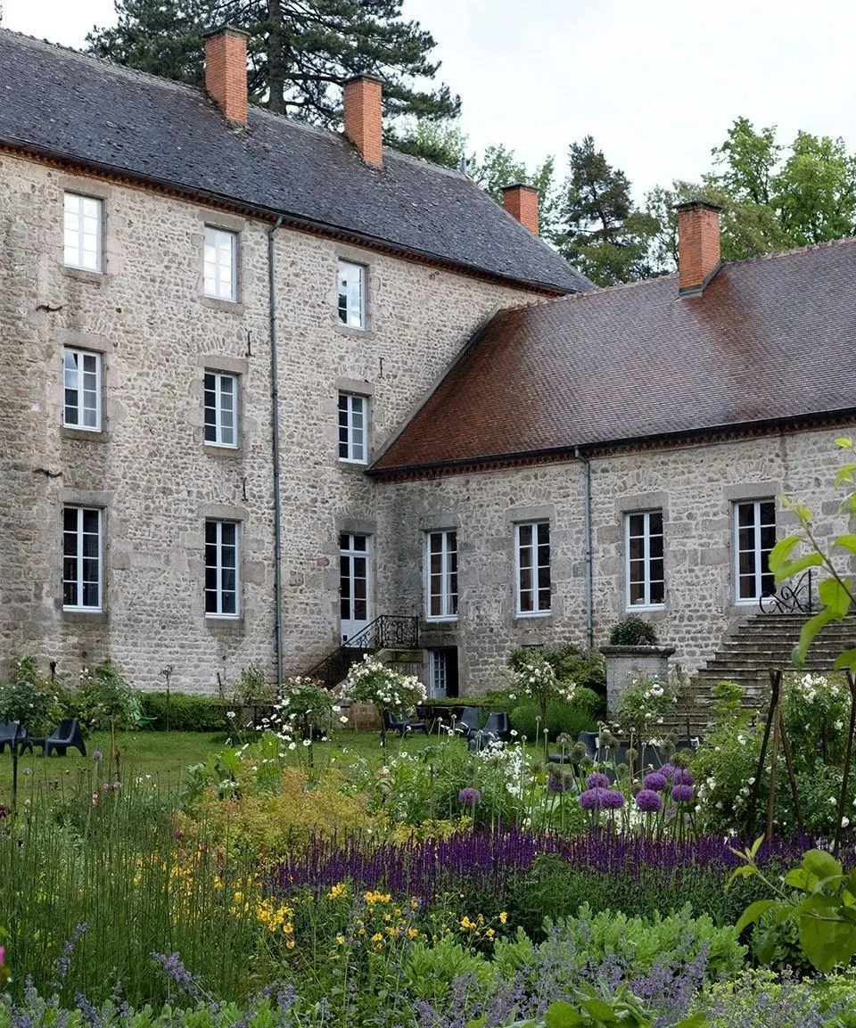 收藏家 她买下一座废弃城堡，花10年用画笔打造3000㎡绝美画室！