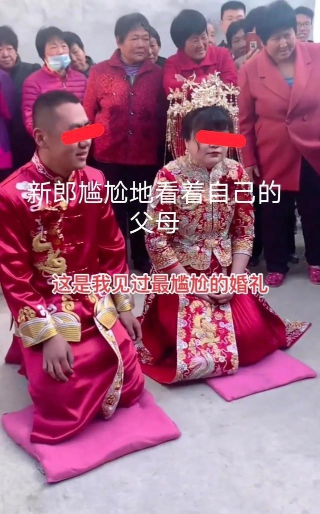 蔡小贩|贵州:说好的改口费没了,新郎新娘跪地半小时不起,场面相当尴尬