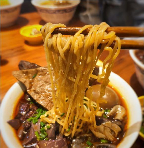 寸步不离的感觉 贵阳火了40年的肠旺面，12元一碗一天卖出2000碗，开门排满一条街