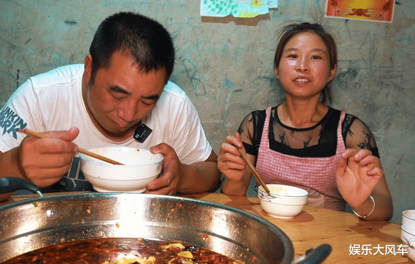 央视|同样是2000万粉大网红，牛爱芳遭官媒点名，桃子姐却被央视力捧