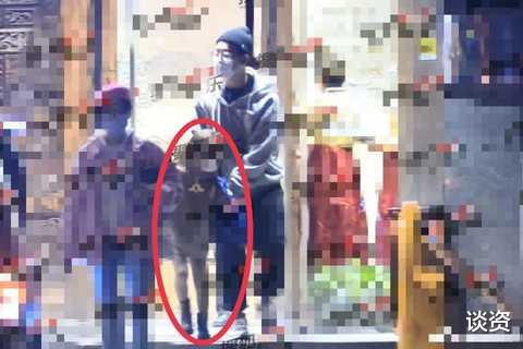 张予曦|杜江霍思燕一家四口现身，嗯哼身高到妈妈肩膀，为避嫌与女儿分开走？