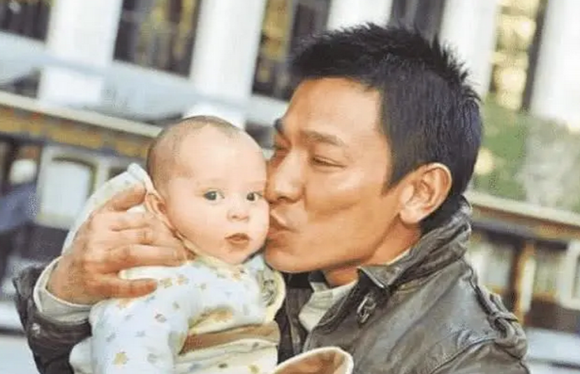 刘德华|刘德华惊了，自己当年抱着亲吻的婴儿长大后把他“踢下了”神坛