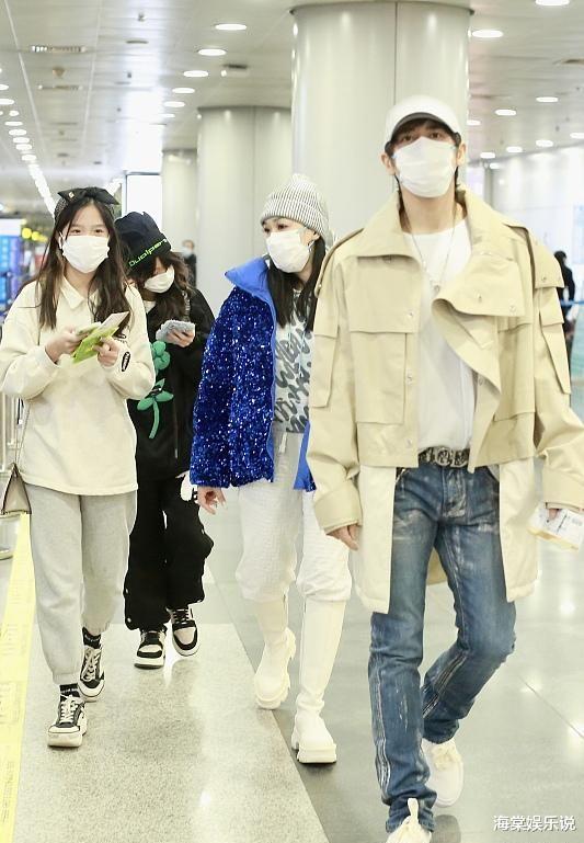 刘亦菲|钟丽缇娘仨走机场拉风！幼女黏在张伦硕身边像情侣，妈妈如大姐大