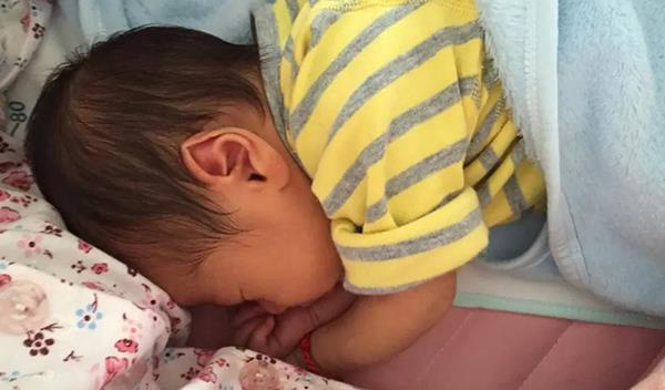 爆炸说育|孩子睡觉总是喜欢张嘴呼吸，对健康有影响吗？怎样纠正？