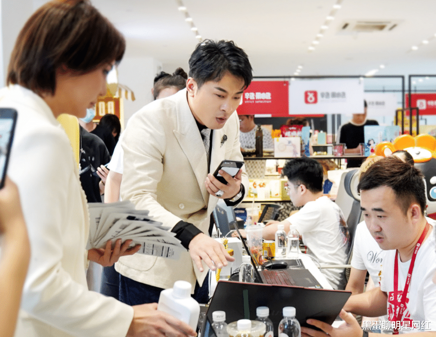 猫妹妹|辛巴怒斥旗下徒弟，直言众人之间“虚情假意”，粉丝：面和心不和