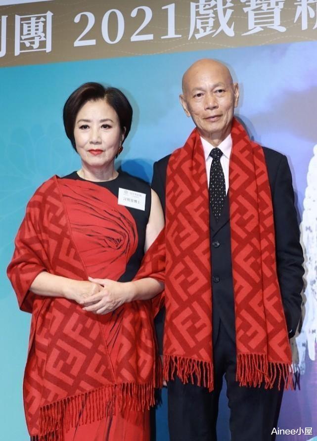 穿衣搭配 汪明荃和老公挺有夫妻相，穿印花长裙挺优雅，罕见短发造型挺大气