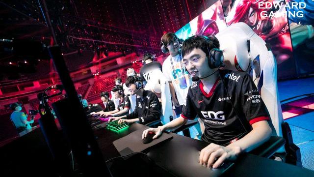 李炫君|EDG、RNG世界赛前瞻：圣枪哥蛮王战绩耀眼，果子哥迷上男枪