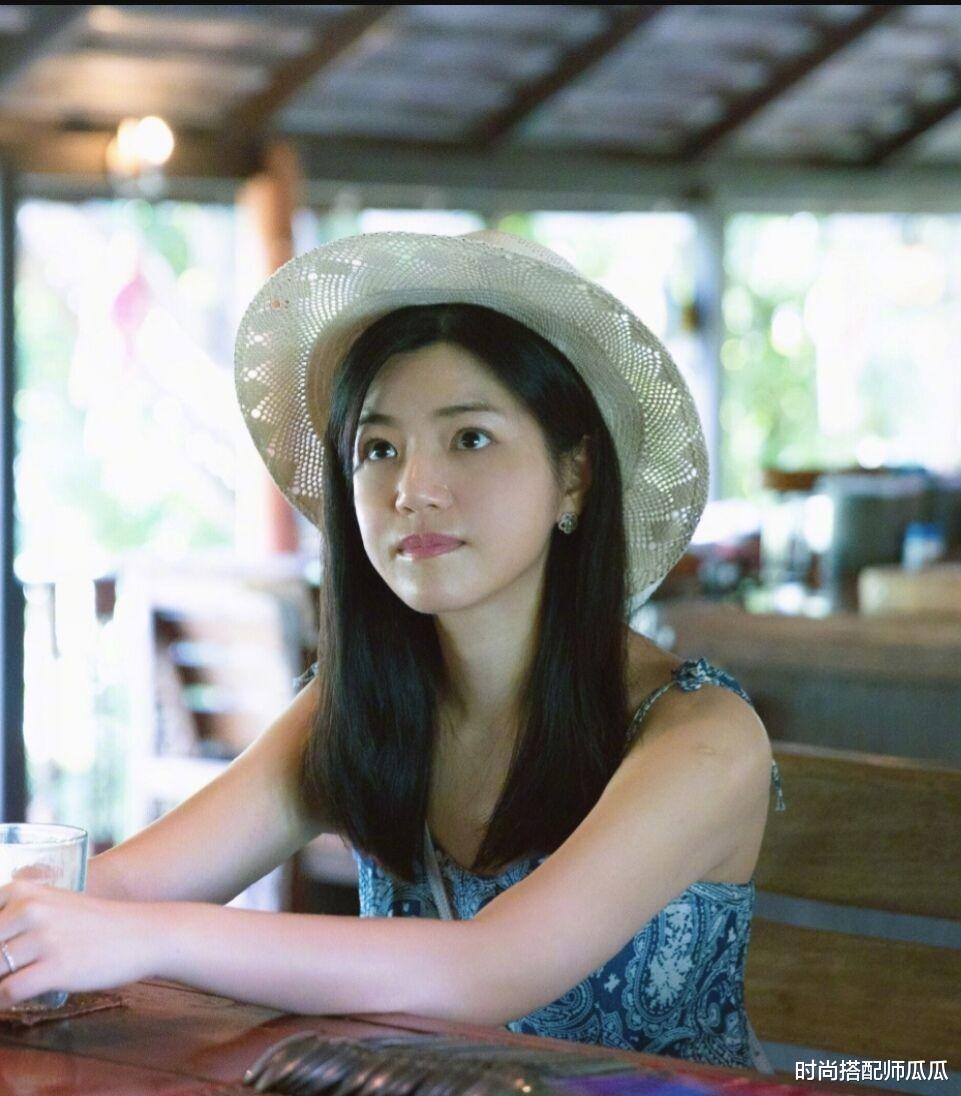 穿衣搭配|陈妍希很懂扮“小女人”，一袭蕾丝裙走红毯，身材纤细真给陈晓长脸