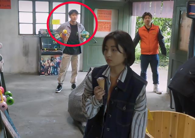 彭昱畅|彭昱畅拿水枪喷妹妹，张子枫脱口而出3个字，关系好坏一目了然