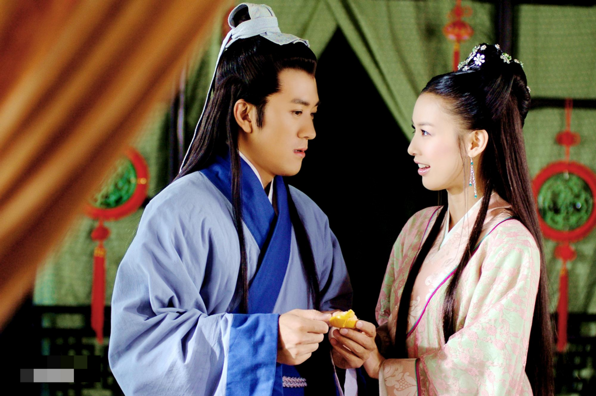 黄圣依|黄圣依街头横空抱老公！穿高跟鞋配黑丝险摔倒，杨子双腿夹紧场面滑稽