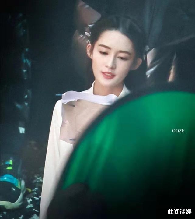 李沁|李沁新剧《请君》新娘造型路透，发饰精美，自带美强惨氛围感！