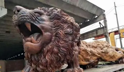 根雕|15米根雕300万不卖,叫价1000万无人买,已搁置在家5年之久