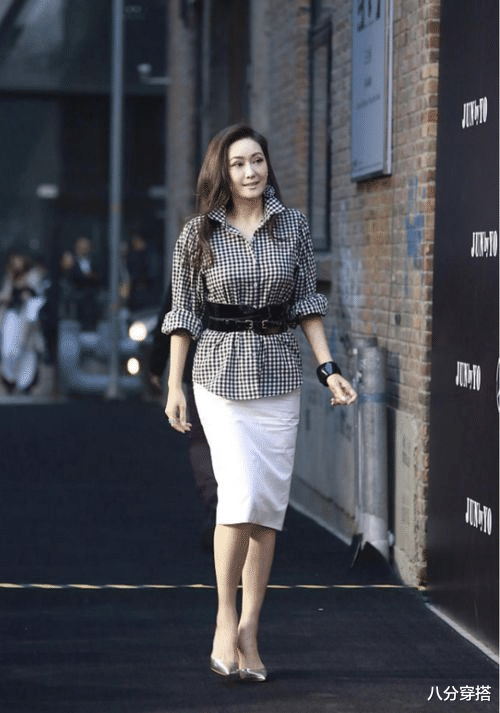 八分穿搭 孟广美这身材连小姑娘都羡慕，穿红色低胸裙霸气侧漏，美成焦点