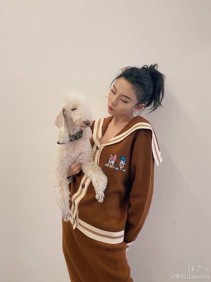 高马尾|宋祖儿穿学院风针织套装 扎高马尾元气满满