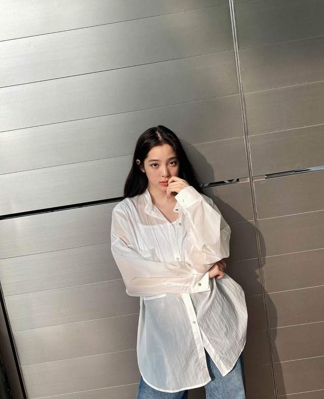 八只爪的猫|“少女时代”罕见合体！黄美英脸胖了点，穿白衬衫仍是颜值担当