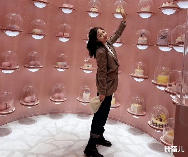 薛之谦|林妙可探班关晓彤，都是20出头的妙龄少女，她却打扮的像个妇女！