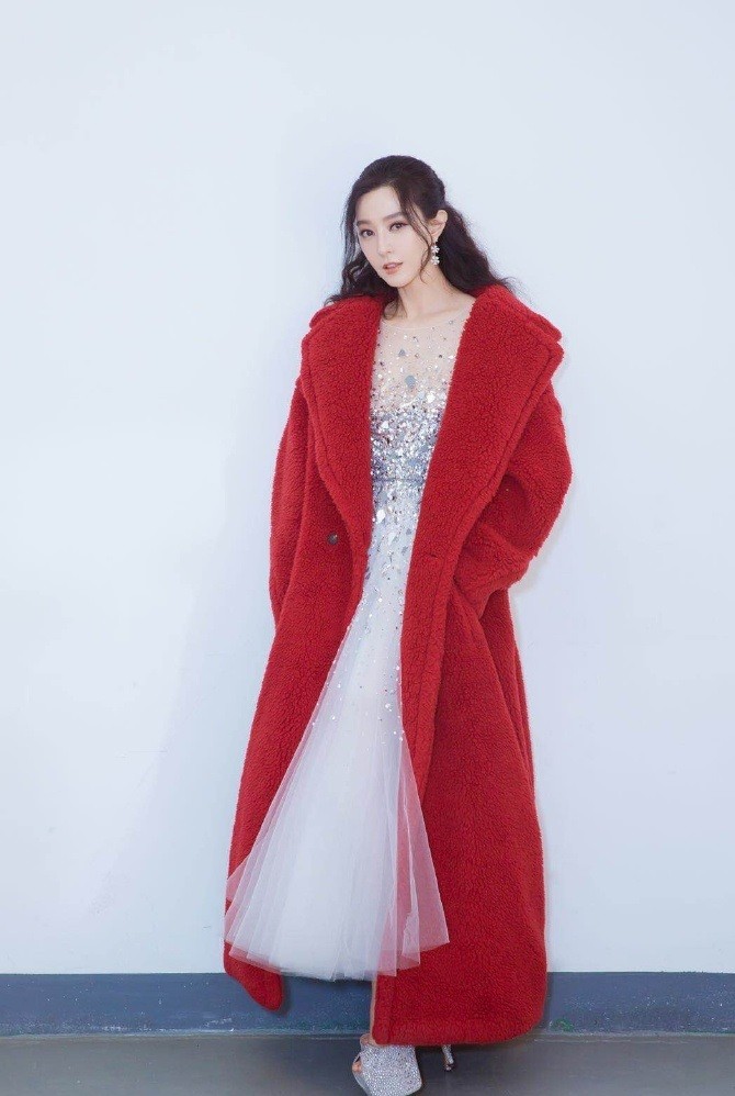 八只爪的猫 范冰冰罕见变“小女人”,穿粉色大衣不算啥,妆容也又纯又欲