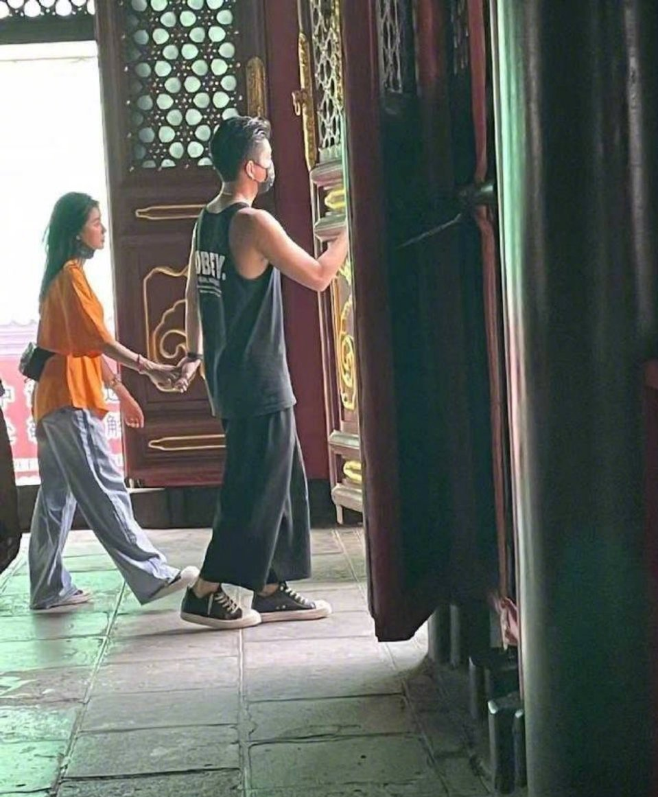 王大陆|王大陆恋情曝光，蔡卓宜坐王大陆大腿，网友：花花公子