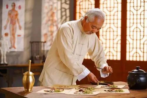 峰哥说表|老中医：生姜配它，不出二周，膝盖不痛了，滑膜炎、关节积液消了