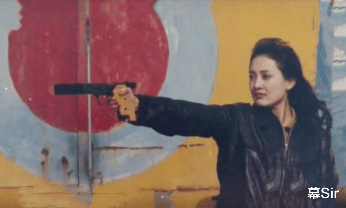 牛莉|“春晚女神”牛莉，为啥甘心嫁“普通男人”，养育女儿，幸福一生