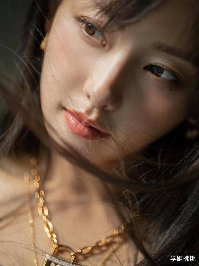 穿衣搭配|张嘉倪终于留回长发！比短发更有味道，校花的模样也不过如此