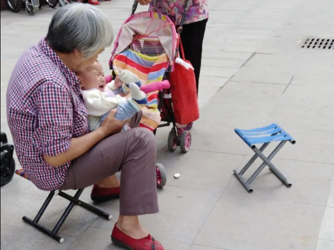 饭饭妈妈育儿|新型把尿正在蔓延，很多父母争相模仿以为对娃好，实则害娃不浅