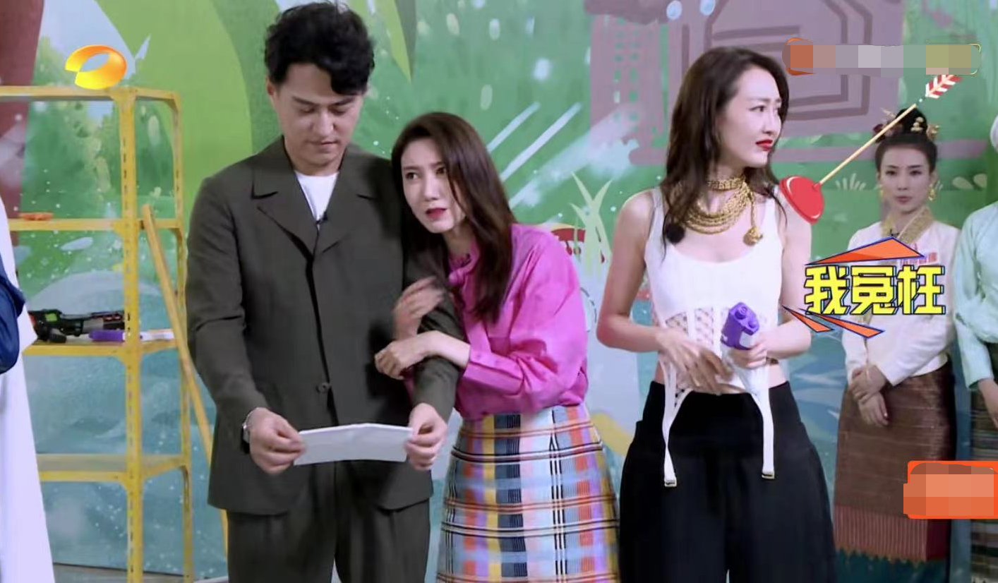 靳东|靳东高露当众挽手依偎，太亲密被指超安全距离，两人都已婚有家室