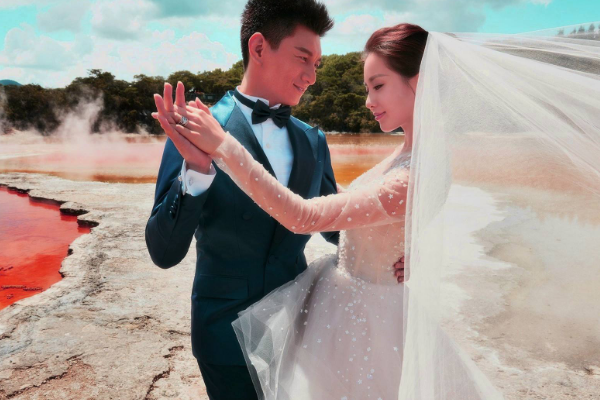 周杰伦|“老牛吃嫩草”的4位男星，一把年纪还老当益壮，你最看好哪位？