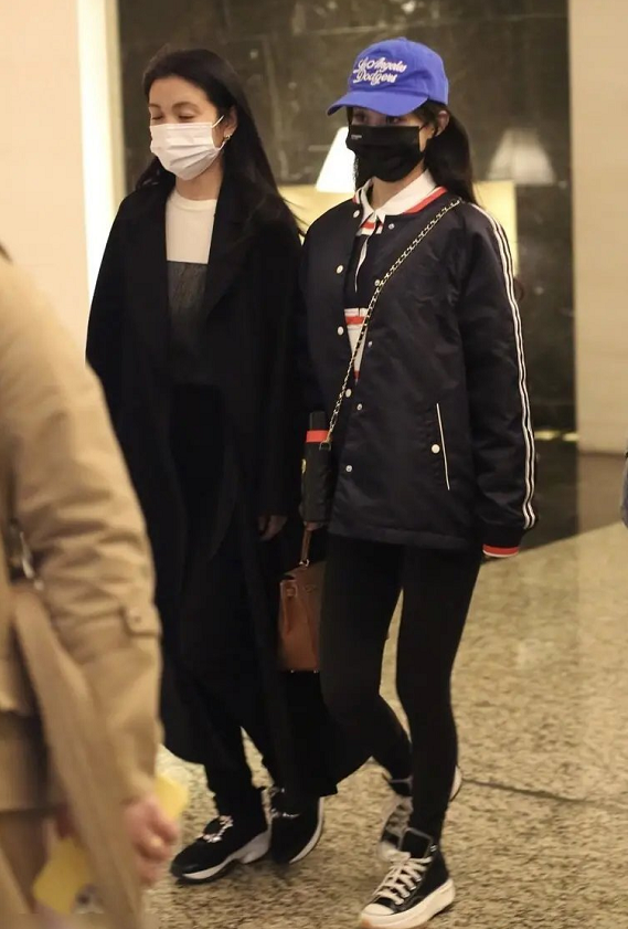 |赵丽颖还没认识到自己已经当妈了,私下穿的像学生,感觉年轻好多