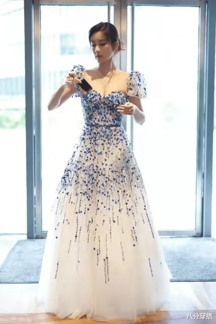 八分穿搭 孟子义认真打扮起来真美!一袭抹胸长裙亮相优雅高贵,高挑精致