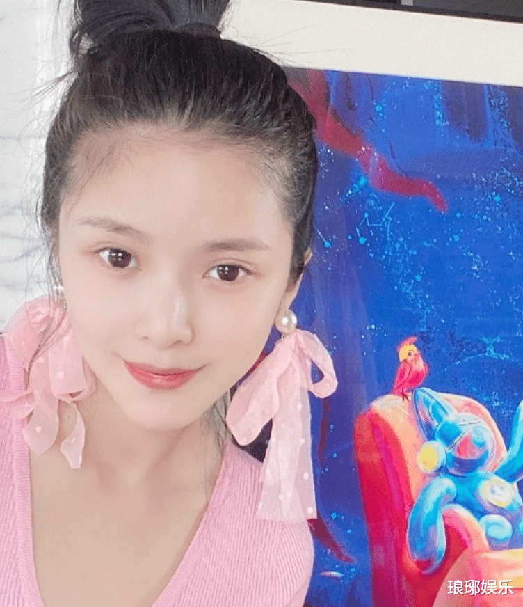 王灿|王灿带娃打疫苗，晒出近照展现素颜状态，墙上的影子却成亮点