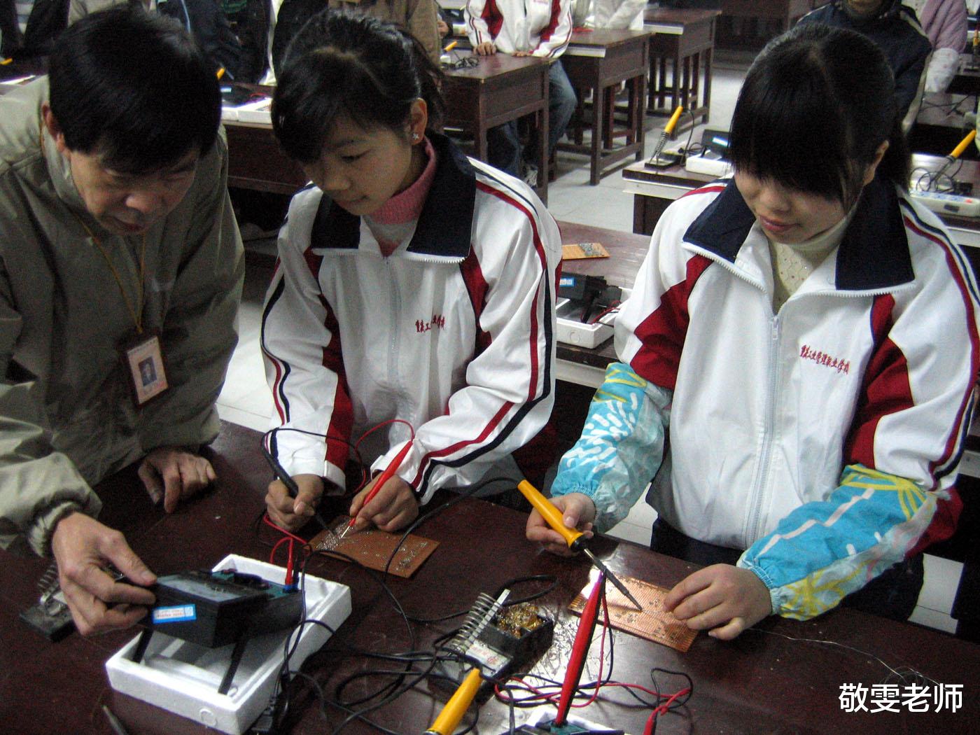 职业教育|职校学生人手2到4个offer被嘲笑,月薪工资不到2500?