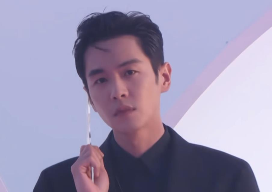 邓伦|男星红毯大赏：张若昀脖子前倾，邓伦大油头，白敬亭鼻头泛油光