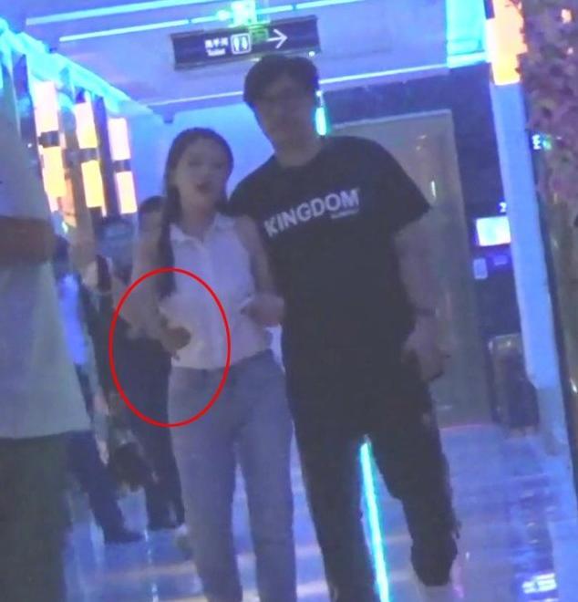 王岳伦|王岳伦搂美女回酒店彻夜未出，去年为“壁咚”道歉的博文已删除