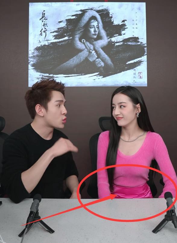 迪丽热巴|迪丽热巴直播过程频繁遮肚子，当她把手拿开后，弹幕：我眼花了？