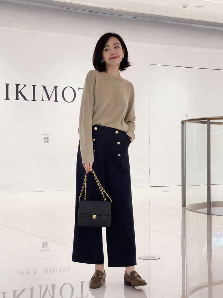 巨蟹座|36岁女人怎么穿搭才优雅减龄？黑色针织衫搭配西装裤，高贵优雅！