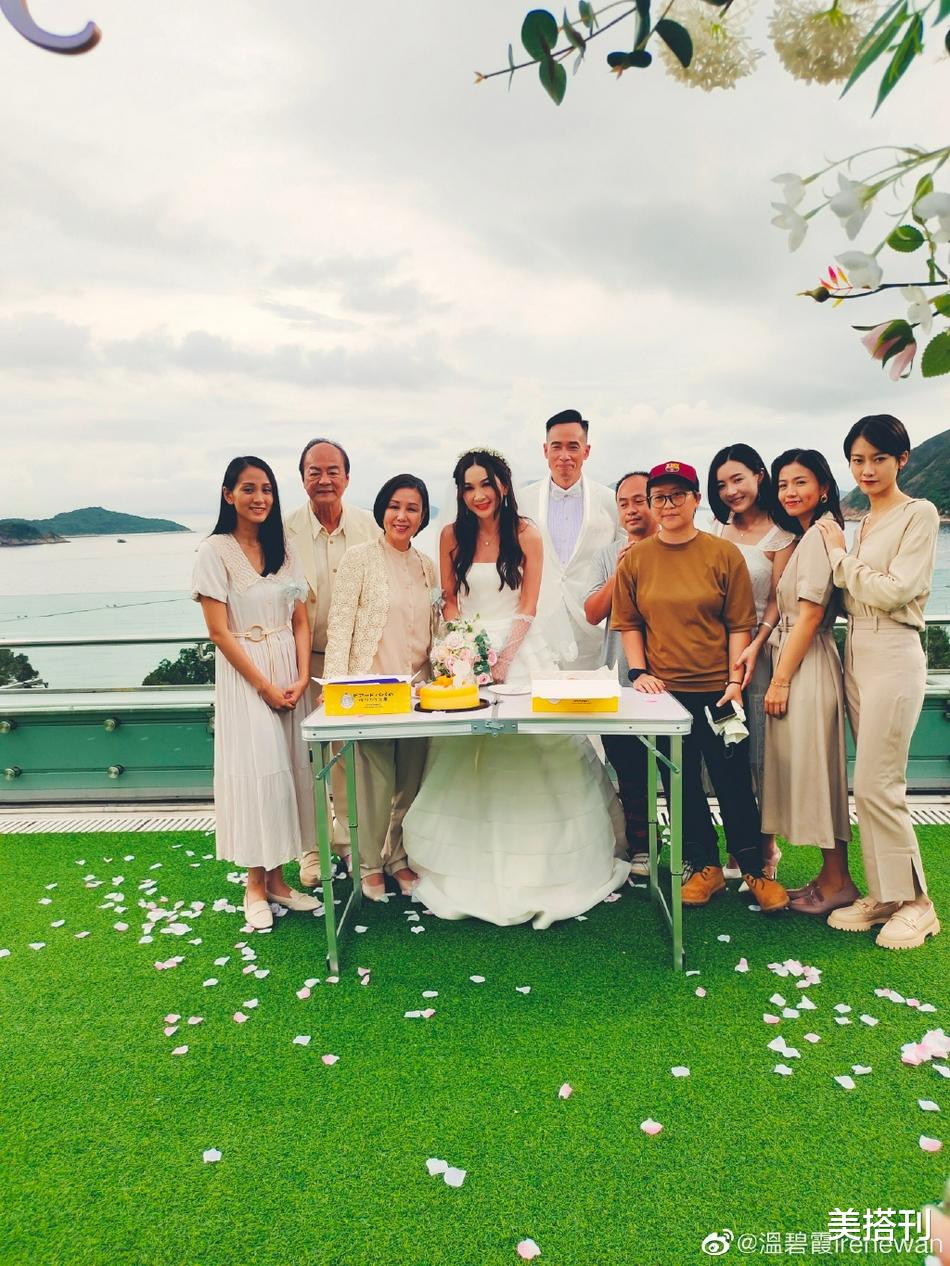 美搭刊|55岁温碧霞晒生日照，穿白色礼服戴头纱，网友：是按新娘打扮的吧