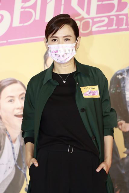 |50岁宣萱丝毫不显老，穿长衬衫配阔腿裤，完美精英范太高级