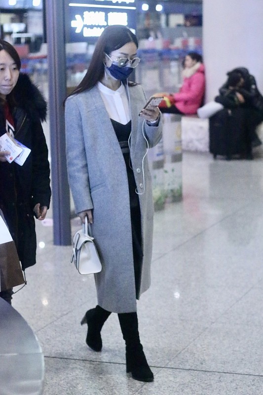 赵丽颖|赵丽颖的脸蛋好小，被墨镜挡住了一半脸，穿搭成熟都不显老